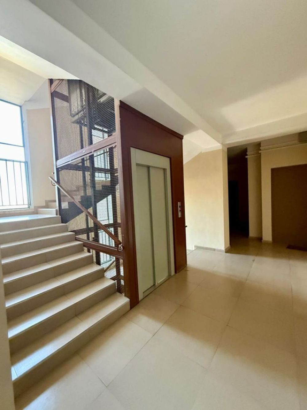 იყიდება 2 ოთახიანი ბინა ვაკეში